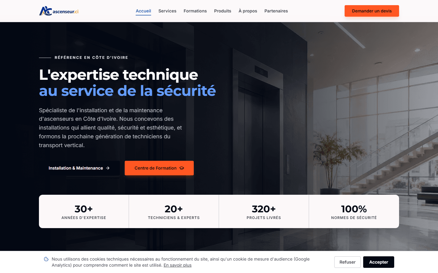 Page d'accueil du site Ascenseur.ci avec photo de cabine d'ascenseur et chiffres clés de l'entreprise